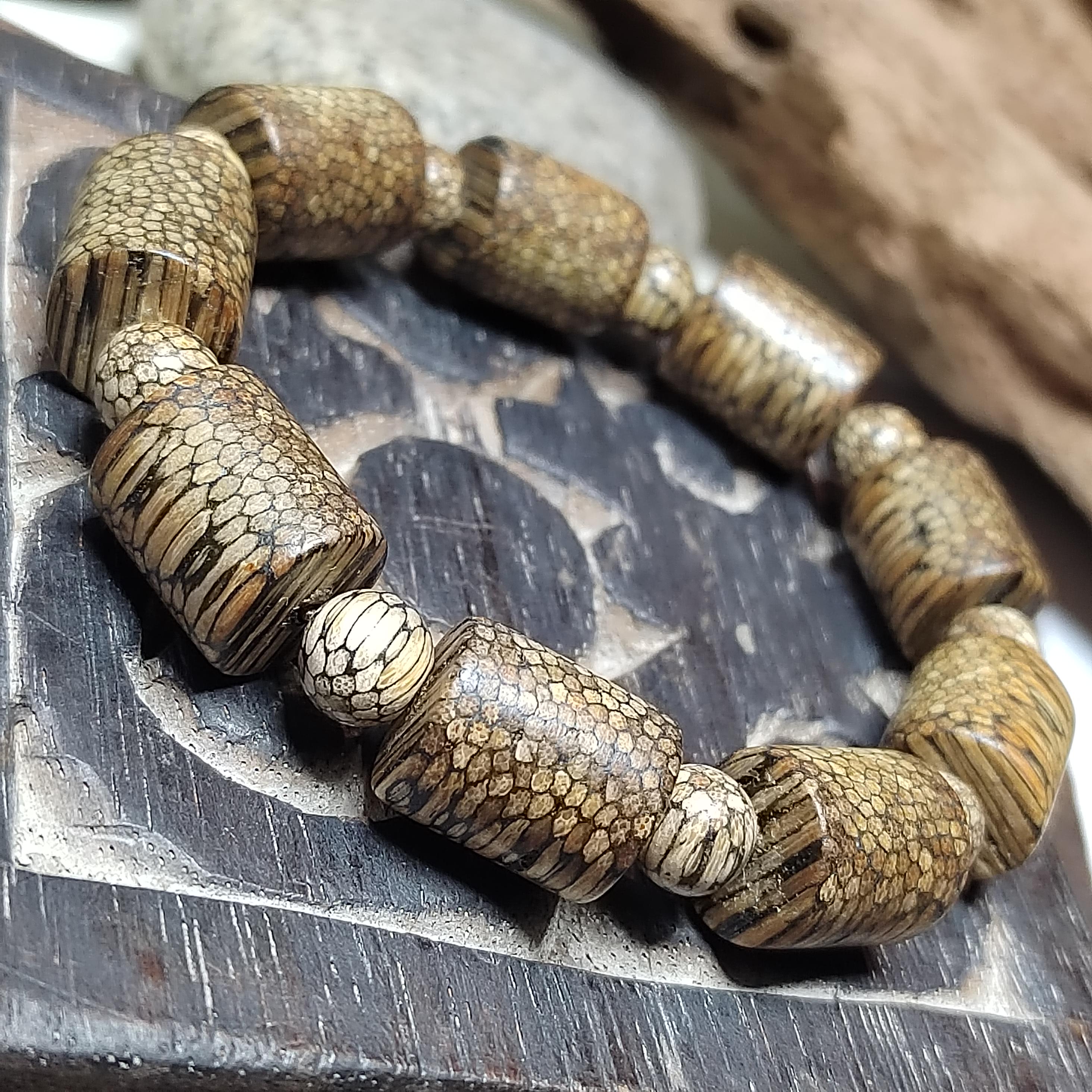 Certified Cultivated Cambodian Snake-Pattern White Chesswood Bracelet SL517