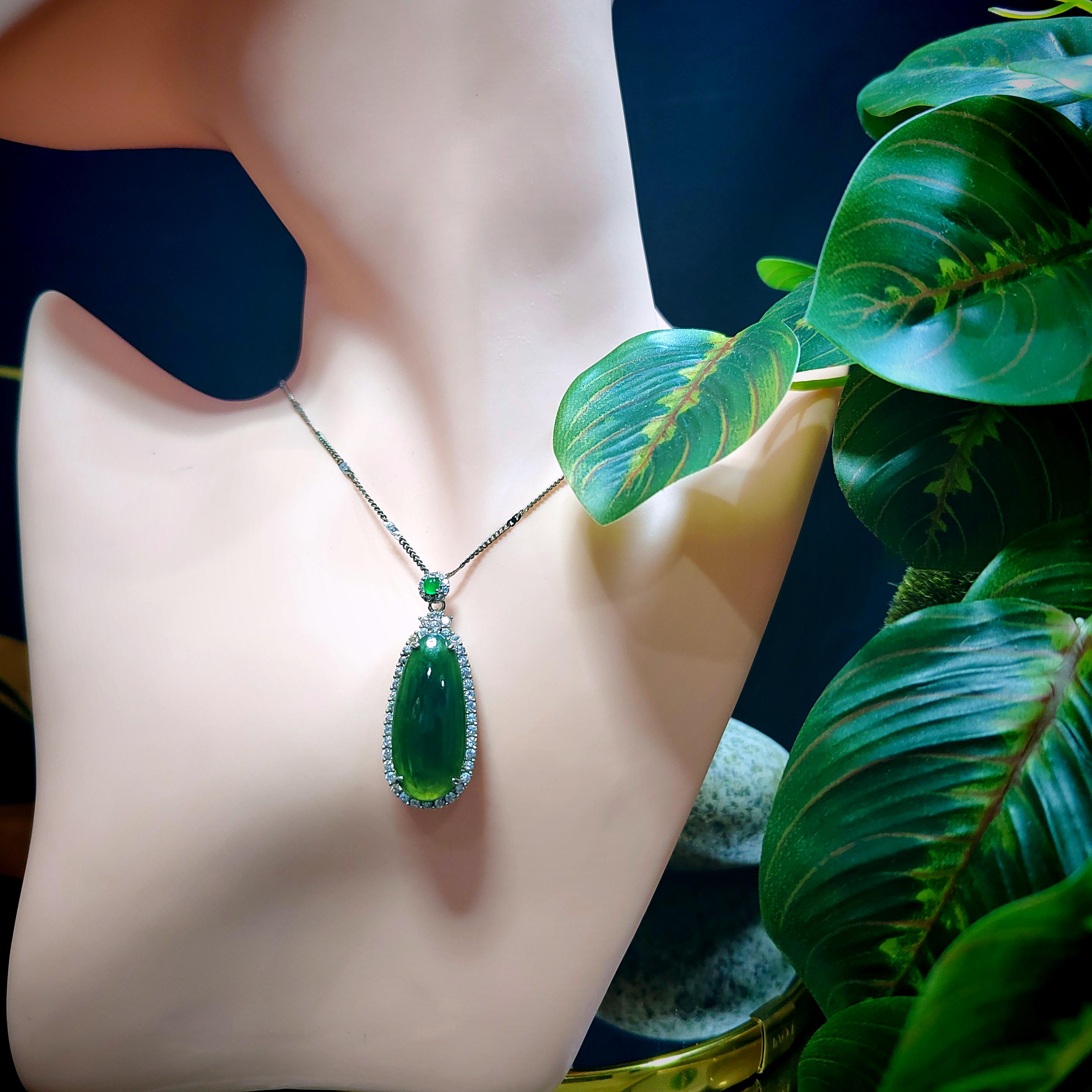 Mannequin wearing a green jade necklace with leaves in the background