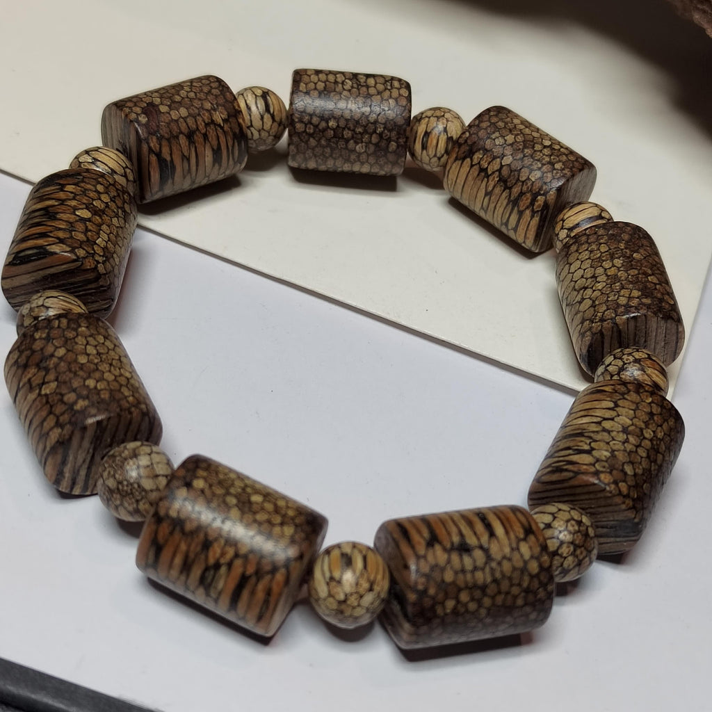 Certified Cultivated Cambodian Snake-Pattern White Chesswood Bracelet SL517