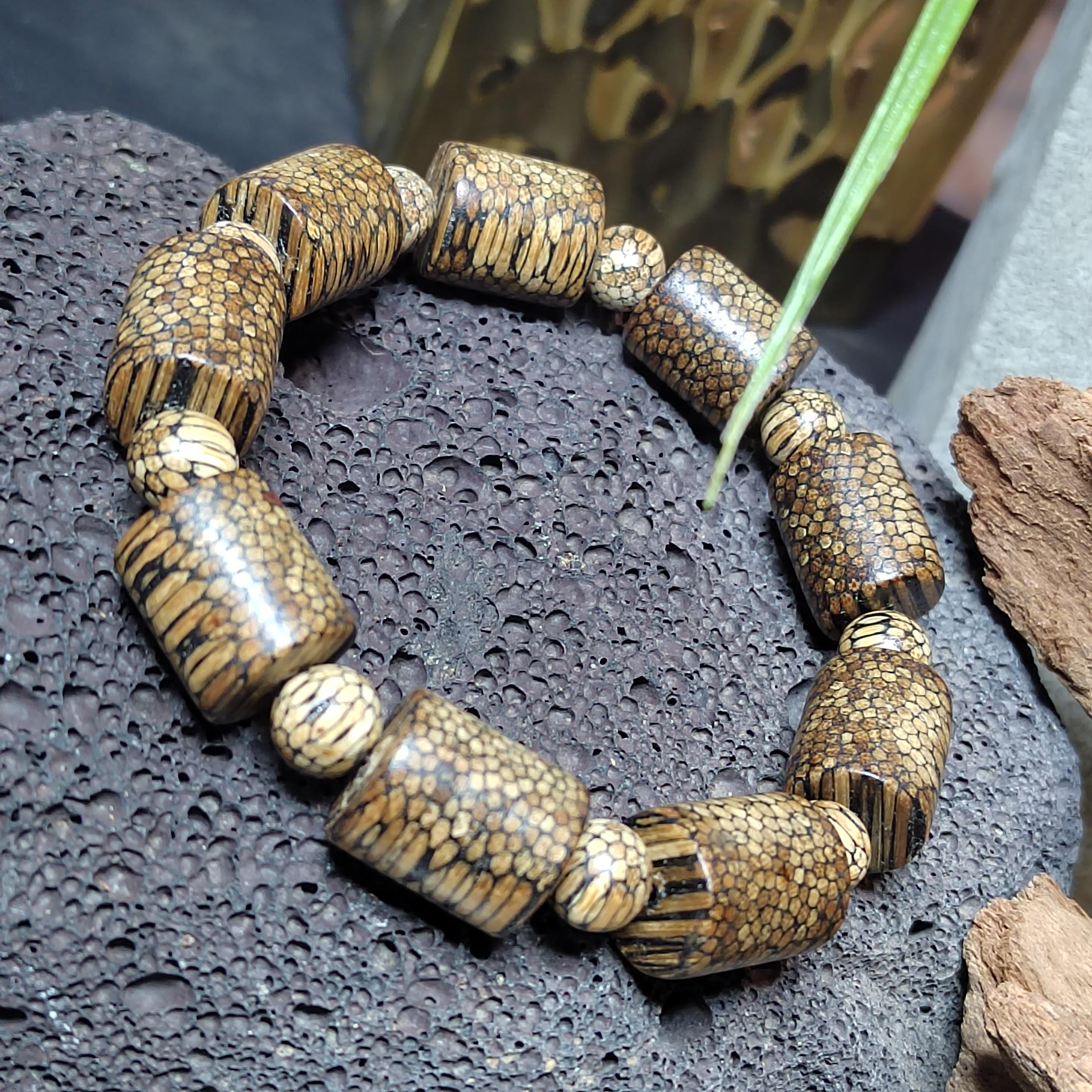 Certified Cultivated Cambodian Snake-Pattern White Chesswood Bracelet SL517