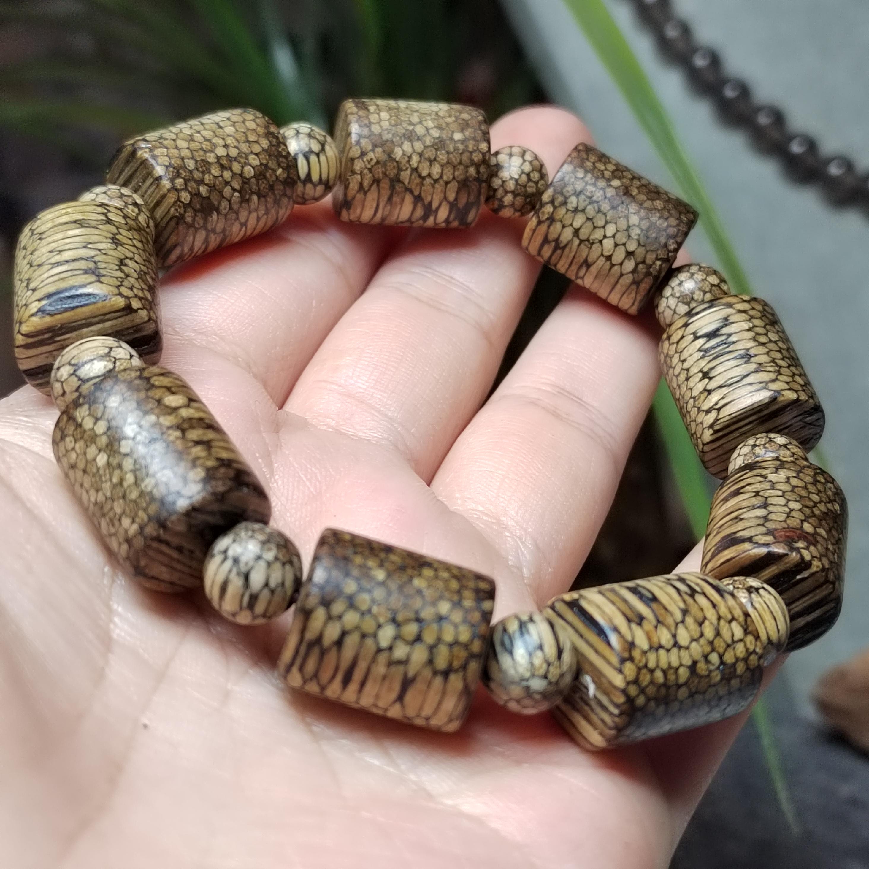 Certified Cultivated Cambodian Snake-Pattern White Chesswood Bracelet SL517