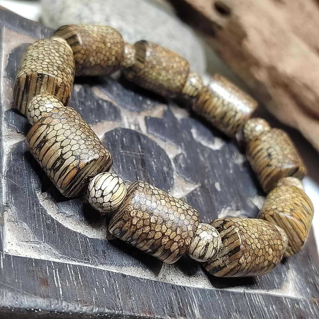 Certified Cultivated Cambodian Snake-Pattern White Chesswood Bracelet SL517