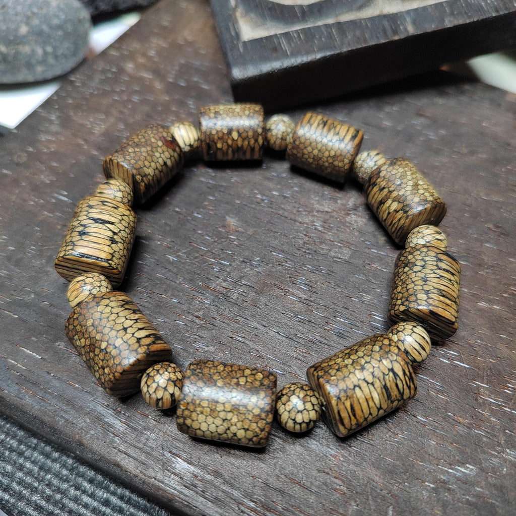 Certified Cultivated Cambodian Snake-Pattern White Chesswood Bracelet SL517