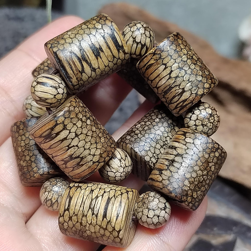 Certified Cultivated Cambodian Snake-Pattern White Chesswood Bracelet SL517
