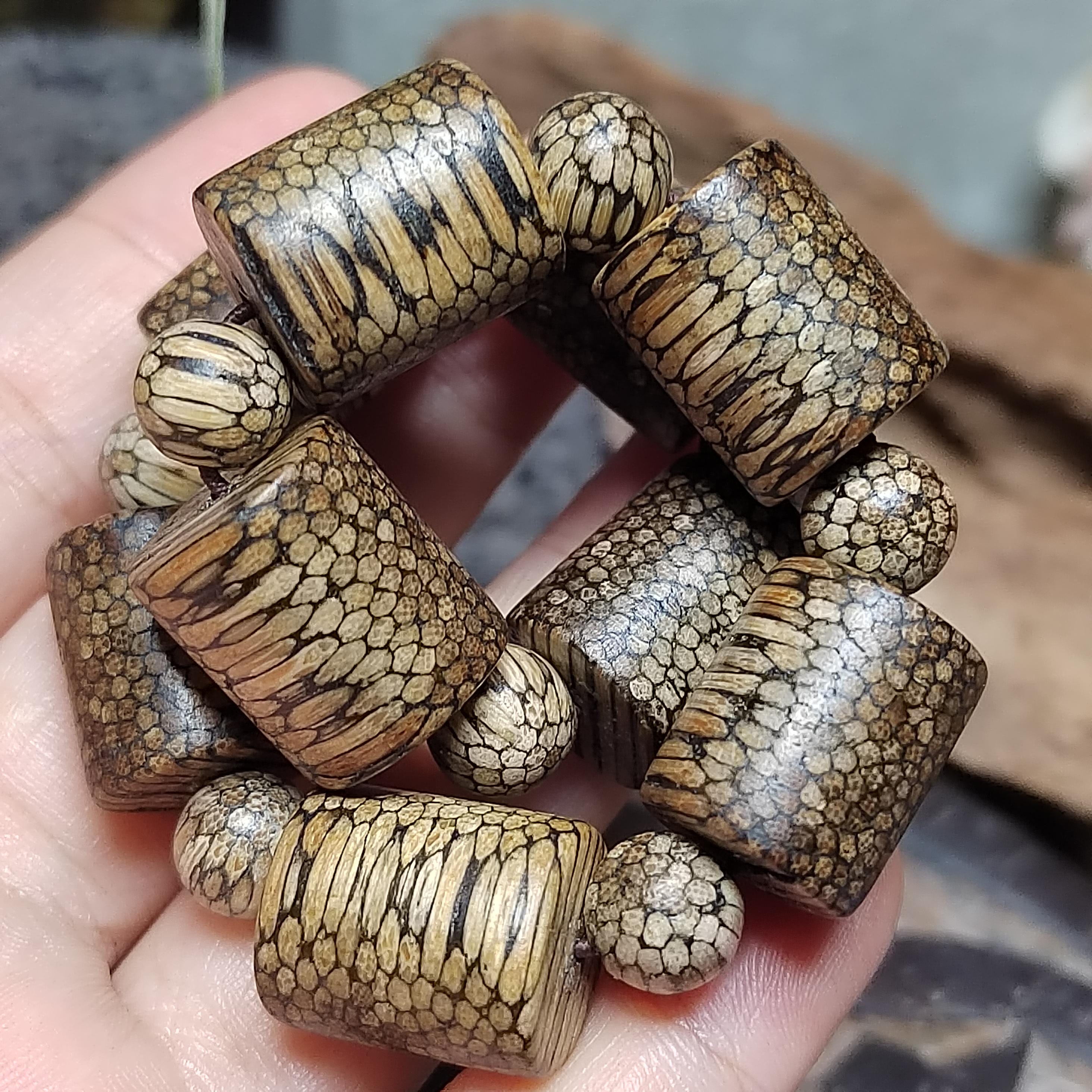 Certified Cultivated Cambodian Snake-Pattern White Chesswood Bracelet SL517