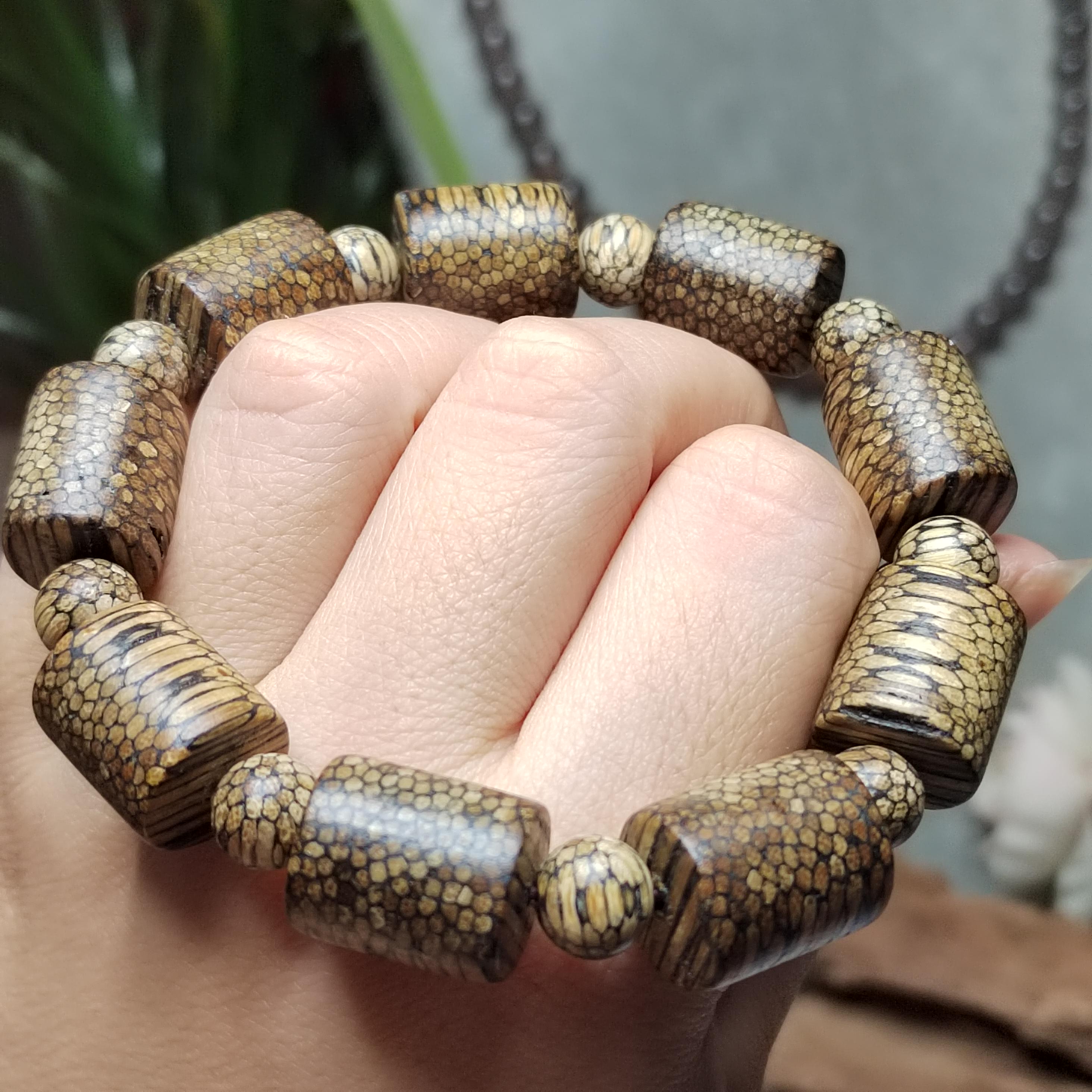 Certified Cultivated Cambodian Snake-Pattern White Chesswood Bracelet SL517