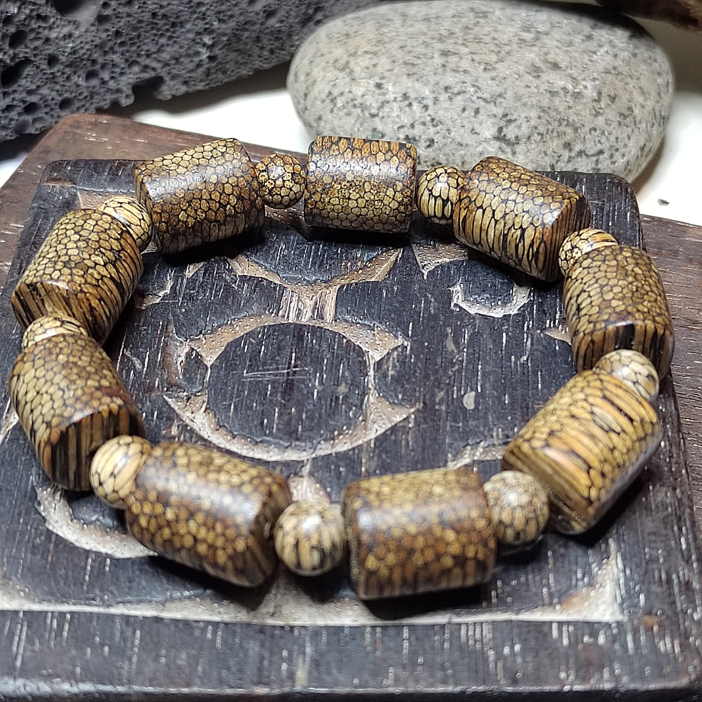 Certified Cultivated Cambodian Snake-Pattern White Chesswood Bracelet SL517